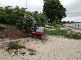 Gravearbejde på strand